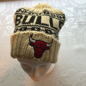 NBA Basketball OSFM Chicago BULLS Pom Knit Beanie Winter Hat Unisex Cream/Black